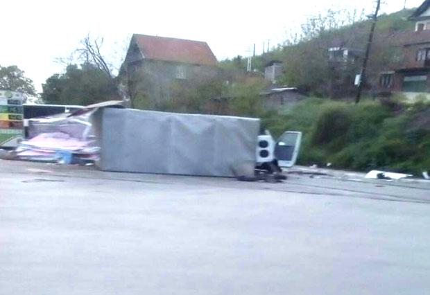 
МЛАДИЋ ПОГИНУО У НЕСРЕЋИ КОД ПРОКУПЉА: Камионом ударио у аутобус